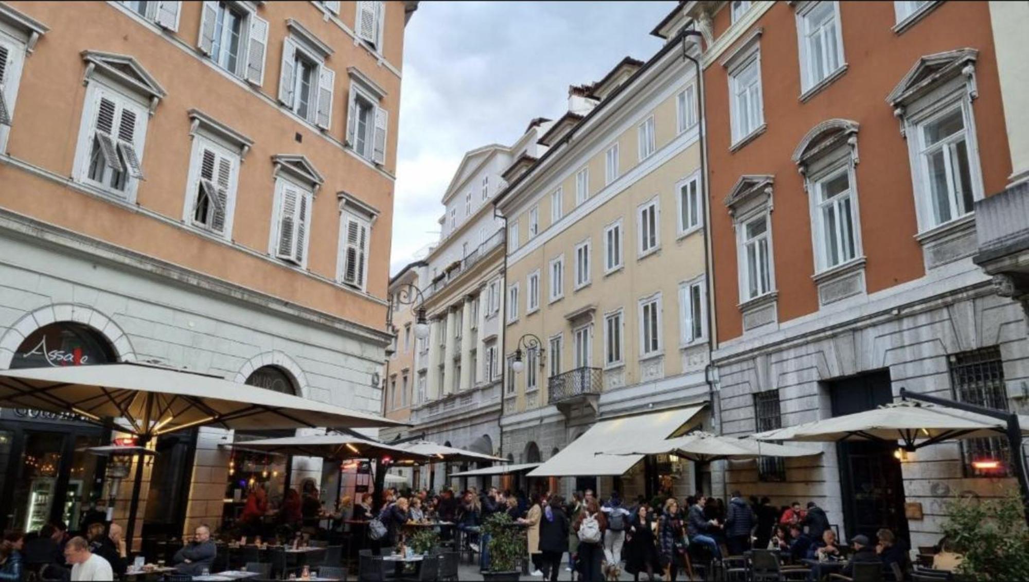 Piazza Unita D'Italia - Free Wifi Apartment ตรีเอสเต ภายนอก รูปภาพ